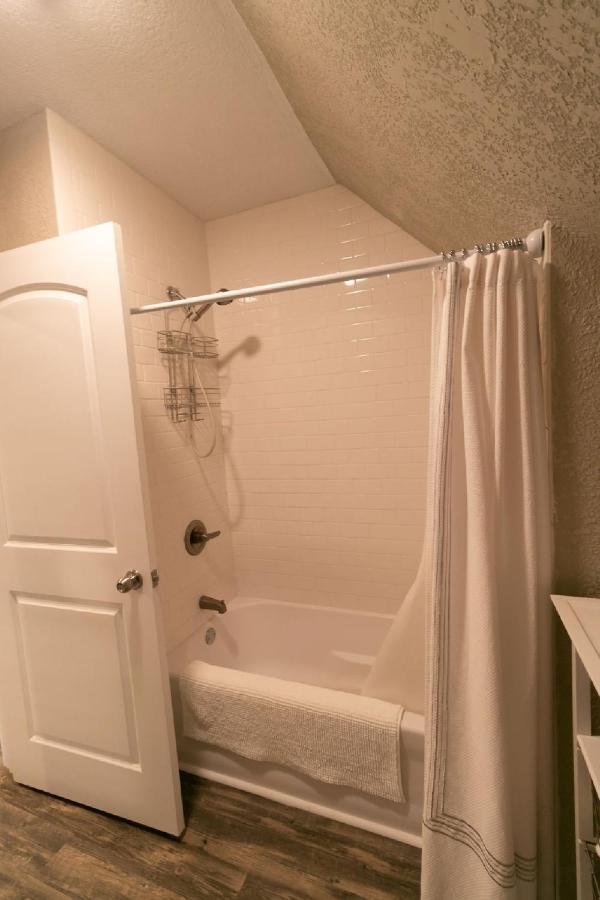 Spacious Rustic Downtown Market St 1 Bedroom Apt, Sleeps Up To 5, Steps To Honeywell & Eagles Theatre Wabash Zewnętrze zdjęcie